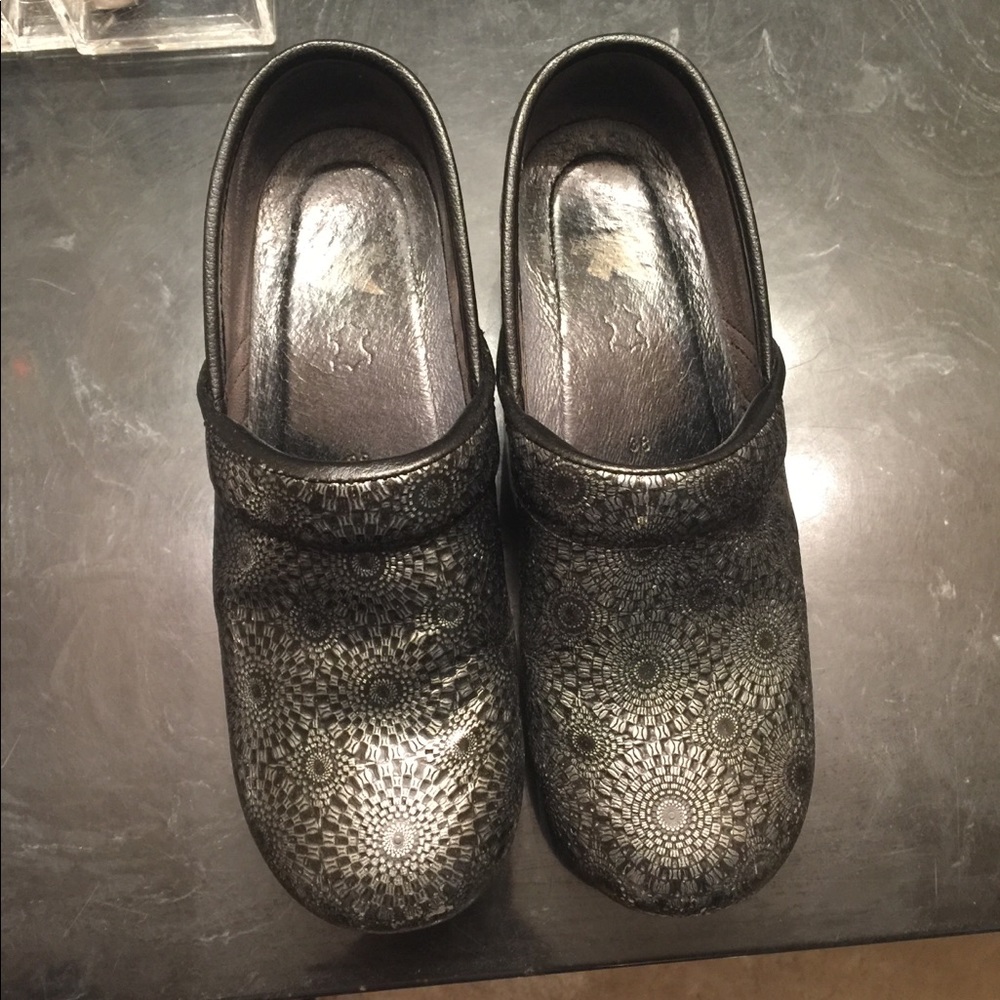Dansko shoes size 7 1/2 to 8 (38)
